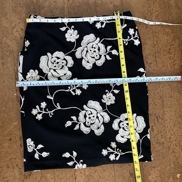 Eci black pencil skirt, cream flowers embroidered - Picture 12 of 16